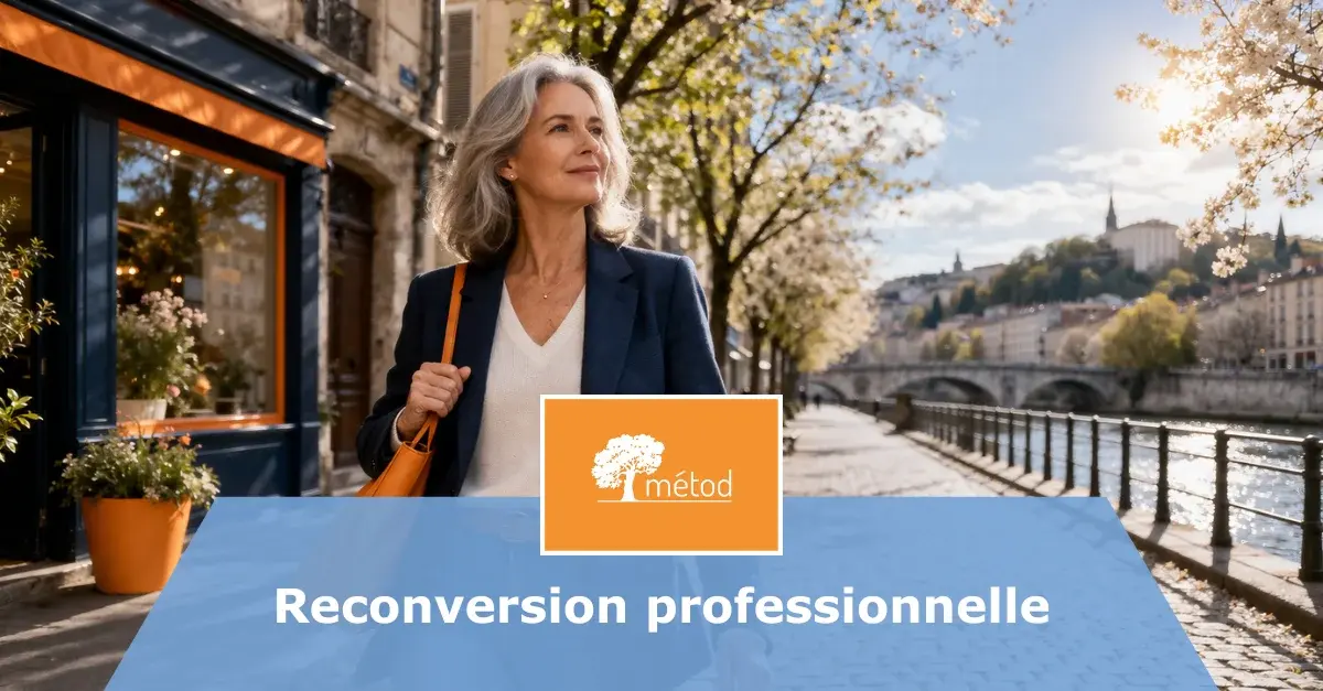 Personne ayant autour de 50 ans souriante après avoir entamé un projet de reconversion professionnelle. Guide Métod pour réaliser une reconversion professionnelle. Logo du cabinet de psychologie du travail Métod et bandeau annonçant un article sur la reconversion professionnelle après 50 ans.